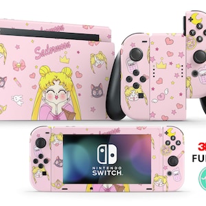 Puede incluir: Consola Nintendo Switch rosa y mandos Joy-Con con un diseño de Sailor Moon. El diseño presenta un fondo rosa con estrellas blancas, corazones y un patrón repetitivo de personajes de Sailor Moon. El texto "Sailor Moon" está impreso en la consola.