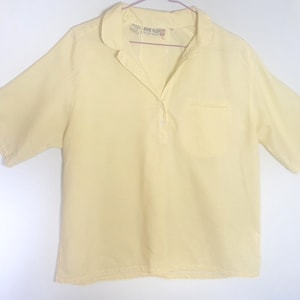 Polo amarillo pastel vintage Anne Klein 80s Camisa elegante de tamaño mediano Camisa de manga corta
