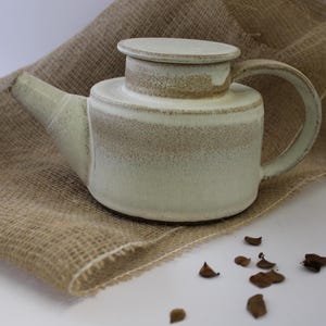 Teekanne aus Steingut mit Diffusor