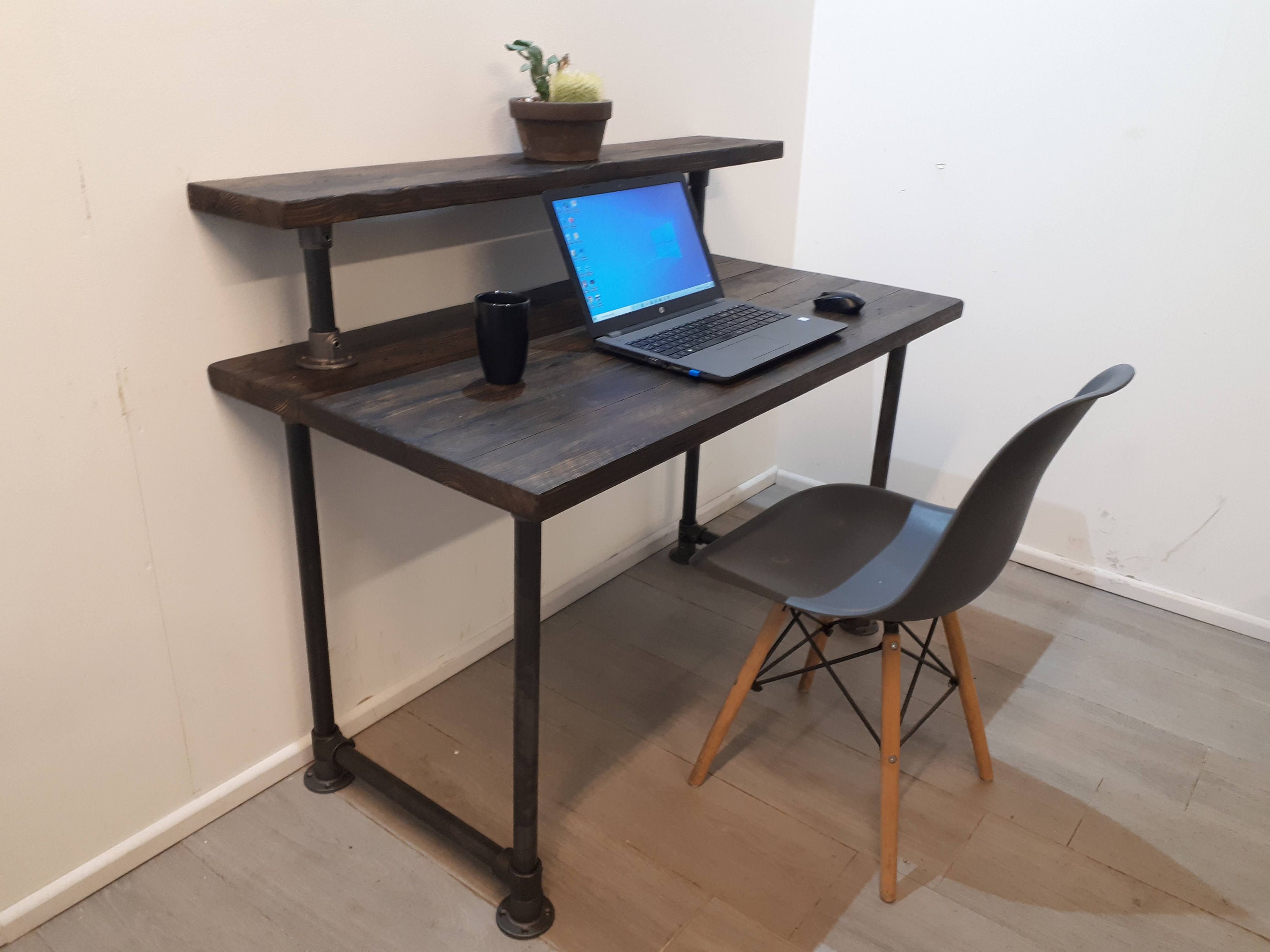 Escritorio de oficina industrial/rústico con estante de | Etsy