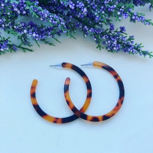 Tortoiseshell hoops earrings, resin hoop earrings, large hoop earrings, small hoop earrings, gift for her, hoop earrings