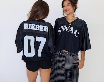 Camiseta SWAG negra perforada: tinta gris claro, corte unisex