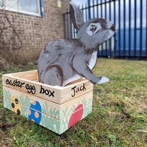 Boîte d’oeuf de Pâques et paquet de lapin