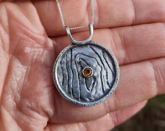 Contour circle pendant, with Carnelian stone