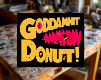 Pode incluir: Gráfico quadrado preto com texto amarelo "GODDAMNIT DONUT!". Há uma boca rosa irregular, uma pessoa e um cão fugindo. Um troféu e um abacaxi na parte inferior.