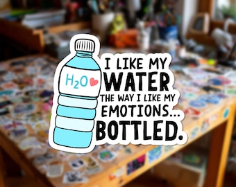 Può includere: Un adesivo fustellato con l'illustrazione di una bottiglia d'acqua azzurra con il testo H2O e un piccolo cuore rosa. Accanto alla bottiglia, un testo nero in grassetto recita: I LIKE MY WATER THE WAY I LIKE MY EMOTIONS... BOTTLED. Bordo bianco.