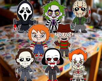 Può includere: Una collezione di otto adesivi in stile cartone animato con iconici personaggi dei film horror, tra cui una figura con maschera da fantasma, un personaggio dai capelli verdi, uno slasher con maschera da hockey, una bambola e un clown.