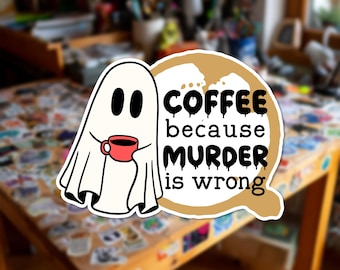 Può includere: Un adesivo fustellato raffigurante un fantasma bianco che tiene in mano una piccola tazza da caffè rossa. Accanto al fantasma c'è una macchia di caffè color marrone chiaro con il testo nero COFFEE because MURDER is wrong, in stile gocciolante.