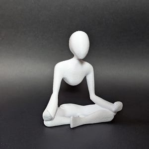 Minimalistische visitekaarthouder meditatiefiguur – bureauaccessoire