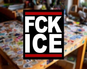 Può includere: Un adesivo quadrato con sfondo nero e il testo bianco FCK ICE in grassetto maiuscolo. Il design è incorniciato da due strisce orizzontali rosse nella parte superiore e inferiore, creando un emblema grafico ad alto contrasto.