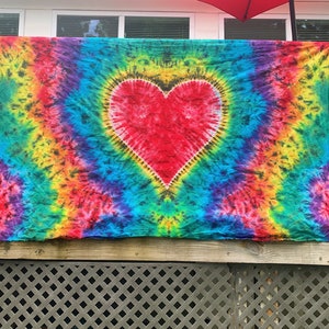 Tapiz de corazón de arcoíris teñido a mano. Tapiz de corazón psicodélico hippie hecho a medida
