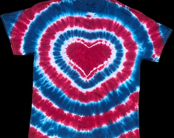 Camisa tie-dye de 4 de julho feita sob encomenda, tingida à mão, tie-dye vermelho, branco e azul, camisa patriótica, camisa com bandeira americana, tie-dye de coração, P-3GG