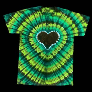 T-shirt tie-dye coeur vert ocre fait sur commande. Teinture pour cravate coeur hippie aux tons de terre, teinture pour cravate verte, chemise nature