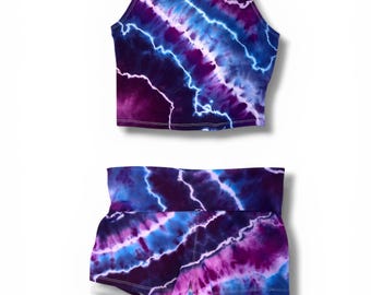 Conjunto de top corto y shorts teñidos en un vibrante color morado. 100% algodón, hecho a mano, estilo hippie festivalero, talla M.