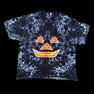 Made to order Halloween tie dye T-shirt . Black and orange Jack-o-lantern pumpkin tie dye T-shirt, spooky shirt, S-3XL