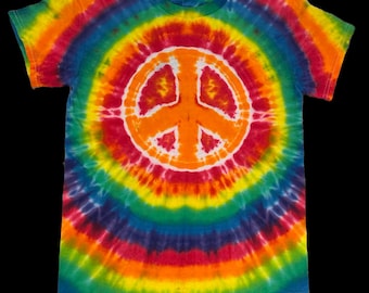 Camiseta con tinte de corbata de signo de paz arco iris psicodélico teñida a mano, tinte de corbata hippie, tinte de corbata arco iris, tinte de corbata tema de los años 70, signo de paz con tinte de corbata pequeño de tamaño