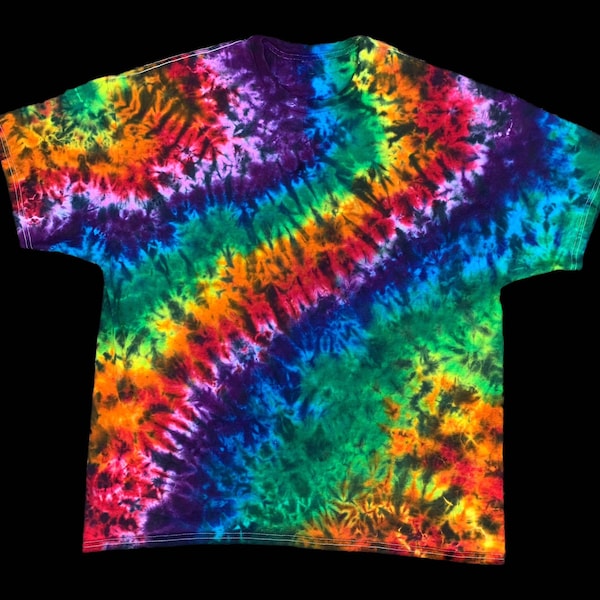 Fabriqué sur commande teint à la main arc-en-ciel scrunch tie dye T-shirt. T-shirt tie-dye hippie arc-en-ciel