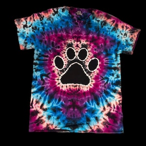 Hand gefärbtes Tie Dye Pfötchen Print T-Shirt, rosa lila und blaues Batik, Hundepfoten Tie Dye, Shirt für Hundeliebhaber, Tierliebhaber Tie Dye, S-3XL