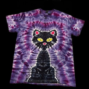 オーダーメイドの猫タイダイ、ハロウィン猫タイダイTシャツ、黒猫シャツ、不気味なタイダイ、猫好きのためのシャツ、猫ママシャツ、紫