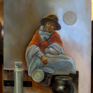 Puede incluir: Una pintura al óleo que representa a una persona con un sombrero marrón y una prenda blanca con un chal naranja. La persona sostiene un cubo de metal con tapa. Un recipiente cilíndrico alto de color claro y una vasija de cerámica oscura están en primer plano.