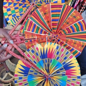 A la venta Ankara ventiladores portátiles plegables hechos a mano Kitenge tela verano ventilador boda equipo nupcial ventilador, mujeres africanas personalizadas mano kente ventilador
