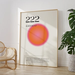 以下が含まれることがあります： 白地に黒文字で「222」と「ALIGNMENT」と書かれたポスター。ポスターの中央には、ピンクとオレンジのグラデーションで描かれた大きな円形がある。ポスターは薄い木製の額縁に入っている。