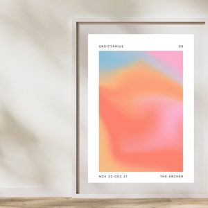 Może przedstawiać: Biały plakat w ramie z kolorowym gradientem tła. Plakat zawiera tekst "SAGITTARIUS" u g&oacute;ry, "NOV 22-DEC 21" w lewym dolnym rogu i "THE ARCHER" w prawym dolnym rogu.