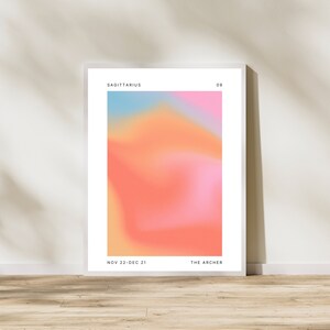 Może przedstawiać: Biały plakat z gradientem r&oacute;żowego, pomarańczowego i niebieskiego. Plakat zawiera tekst "SAGITTARIUS" u g&oacute;ry, "NOV 22-DEC 21" na dole po lewej stronie i "THE ARCHER" na dole po prawej stronie.