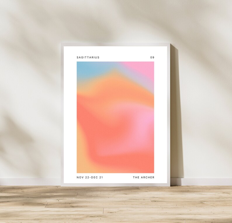 Może przedstawiać: Biały plakat z gradientem r&oacute;żowego, pomarańczowego i niebieskiego. Plakat zawiera tekst "SAGITTARIUS" u g&oacute;ry, "NOV 22-DEC 21" na dole po lewej stronie i "THE ARCHER" na dole po prawej stronie.