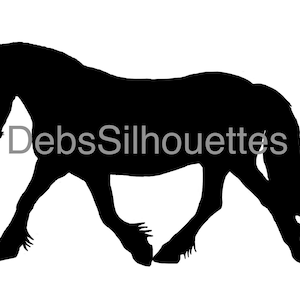Puede incluir: Silueta negra de un caballo caminando, con el texto "DebsSilhouettes" en el medio de la imagen.