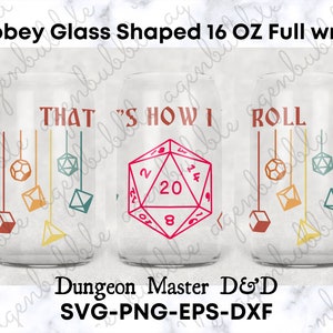Może przedstawiać: Trzy przezroczyste szklanki o pojemności 473 ml z pełnym wzorem. Szklanki mają czerwoną 20-ścienną kostkę do gry z nadrukiem "THAT'S HOW I ROLL" z przodu. Szklanki są idealne dla fanów Dungeons and Dragons.