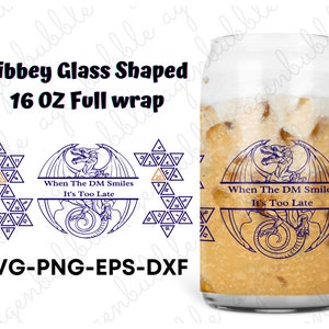 Puede incluir: Un diseño de sublimación que presenta un dragón azul con las alas extendidas, un patrón de dados y el texto "When The DM Smiles It's Too Late". El diseño está pensado para una lata con forma de vaso Libbey de 473 ml.