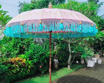 Colección balinesa hecha a mano, auténtica sombrilla de jardín de estilo bohemio, rosa pastel y borla azul