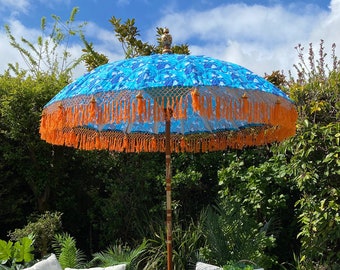 Collection Balinaise Faite à la Main Authentique Parasol de Jardin Soleil de Style Boho Bleu Profond et Orange
