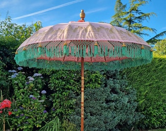 Collection balinaise faite à la main Authentique parasol rose pastel de jardin de soleil de style boho avec glands vert menthe et détails à franges