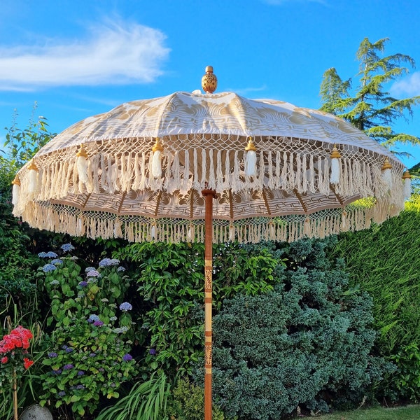 Vorbestellung 2024 Handgefertigte Balinesische Kollektion Authentisch Boho Stil Sun Garden Weißer Sonnenschirm mit Weißen Quasten und Fransen Details