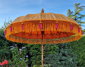 Colección balinesa hecha a mano, auténtica sombrilla de jardín estilo bohemio con borlas naranjas y rosas.