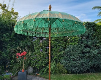 PRÉCOMMANDE 2024. Collection balinaise faite à la main Authentique style Boho Sun Garden Parasol Vert Menthe et Frange Pêche