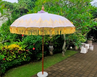 Collection Balinaise Faite à la Main Authentique Parasol de Jardin de Style Boho Lilas et Pompons Jaunes
