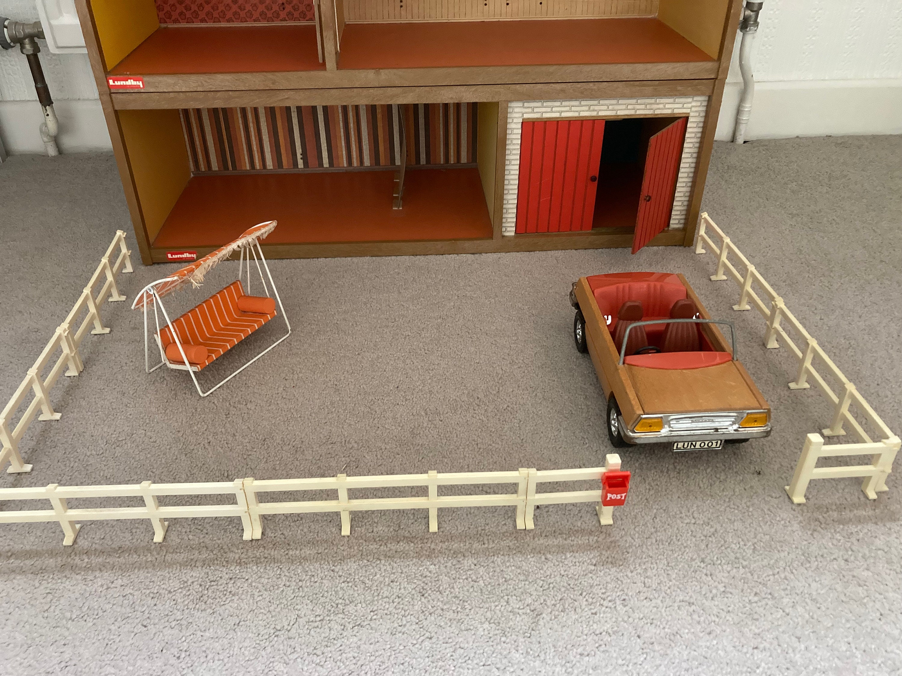 Original Lundby Dolls House 8piece Post and Rail Fencing With Post Box