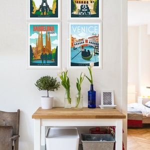 Puede incluir: Cuatro p&oacute;sters de viaje enmarcados con ilustraciones de estilo vintage de Par&iacute;s, Roma, Barcelona y Venecia. Cada p&oacute;ster presenta un monumento famoso y el nombre de la ciudad en negrita.