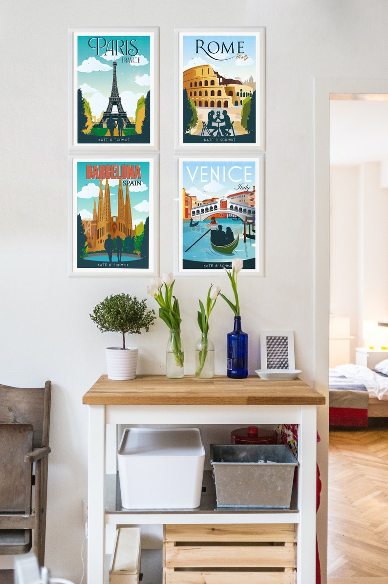 Puede incluir: Cuatro p&oacute;sters de viaje enmarcados con ilustraciones de estilo vintage de Par&iacute;s, Roma, Barcelona y Venecia. Cada p&oacute;ster presenta un monumento famoso y el nombre de la ciudad en negrita.