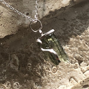 Bester grüner Moldavit Anhänger, rohe Moldavit Kette, Moldavit charm mit Zertifikat, echter Moldavit direkt aus Tschechien, Geschenk