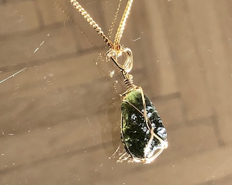 14Kゴールドモルダバイトペンダント：チェコ産隕石原石クリスタル