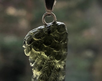 Angel Wing Moldavite w Authenticiteit kaart, Moldavite Glyptic, macht Moldavite, Moldavite talisman, Moldavite hanger, engelenvleugel, 16,5 ct groot