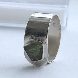 Anillo de MOLDAVITA Natural en Bruto, Banda Ancha, Ajustable, Tarjeta de AUTENTICIDAD, Hecho a Mano en la República Checa - UE, Piedra Mística del Espacio Exterior, Gema Espiritual