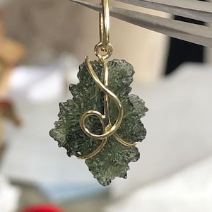 Unique raw Moldavite in solid gold, best quality Moldavite pendant,14k gold pendant Moldavite, exquisite pendant, fine moldavite Besednice