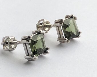 Pendientes de moldavita auténticos: plata de ley rodiada, gemas facetadas