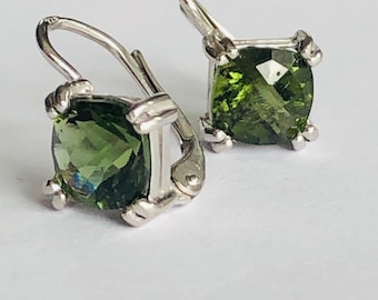 Pendientes colgantes de moldavita natural: plata de ley rodiada, gemas verdes facetadas