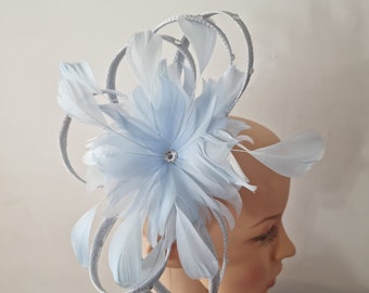 Hellblauer Fascinator mit Blumen Haarband und Clip Hochzeitshut, Royal Ascot Ladies Day